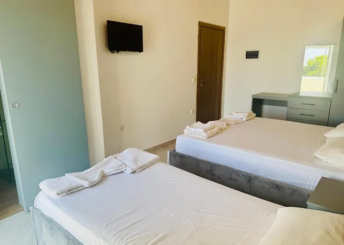 Petros Hotel *