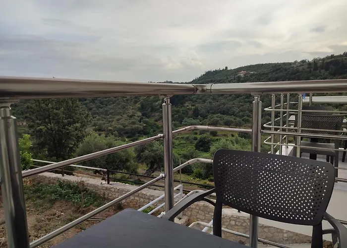 Petros Hotel *